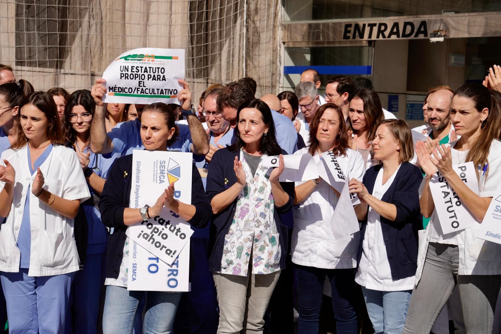 Los médicos se concentran a las puertas de urgencias del Hospital Insular