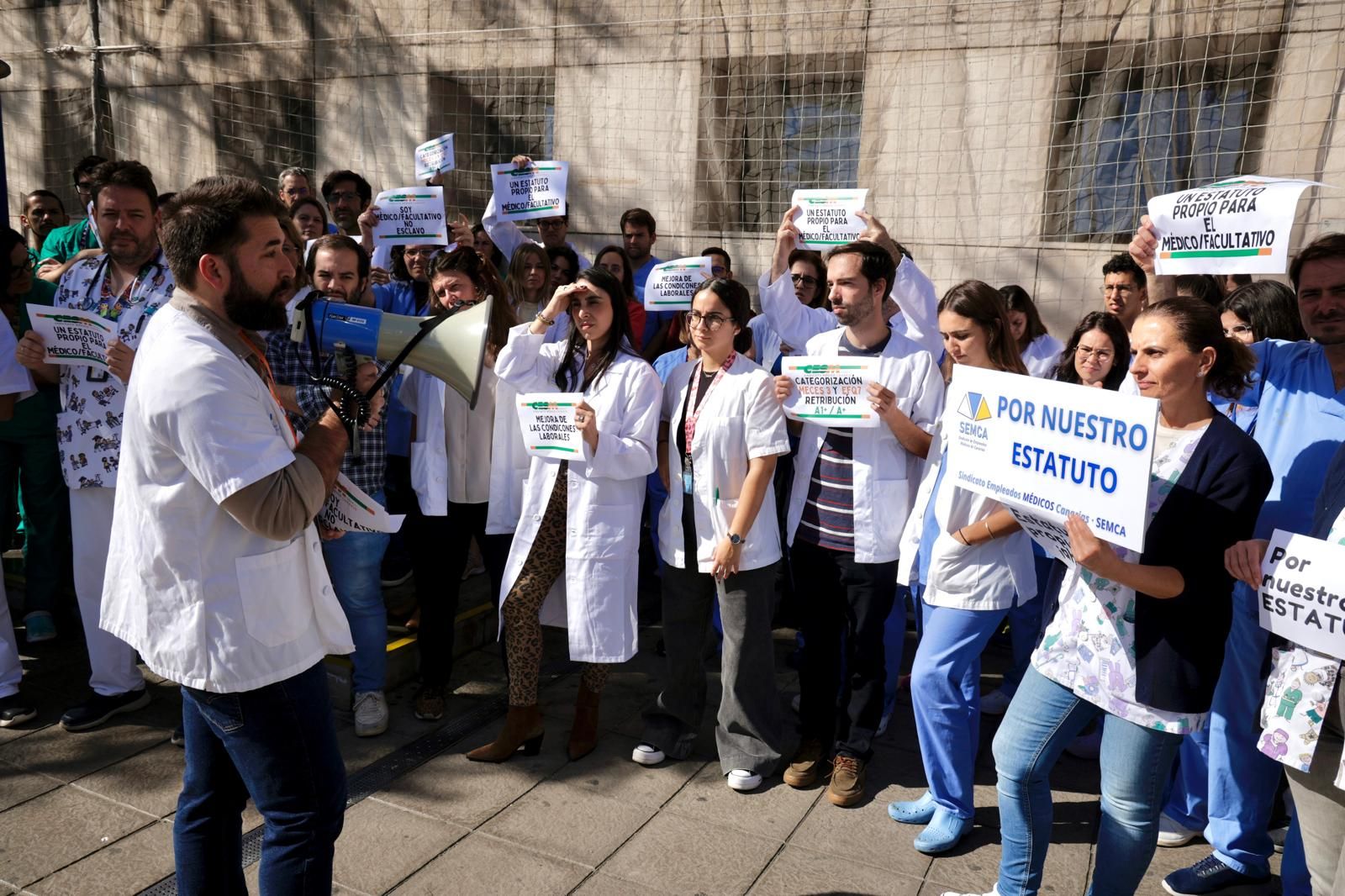 Los médicos se concentran a las puertas de urgencias del Hospital Insular