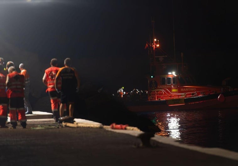 Salvamento Marítimo desembarcando migrantes.