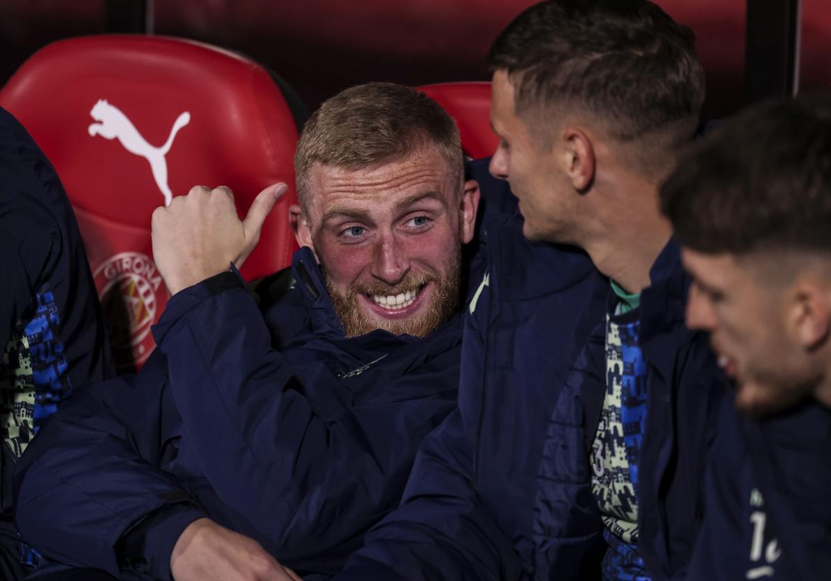 McBurnie sonría antes del comienzo de un partido desde el banquillo.