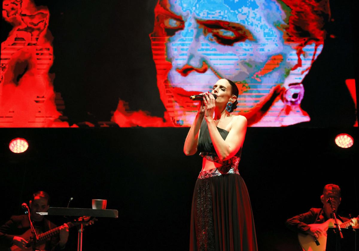 La cantante Nuria Fergó, en una imagen del espectáculo 'Toda una vida', con el que recala en el Auditorio Alfredo Kraus.