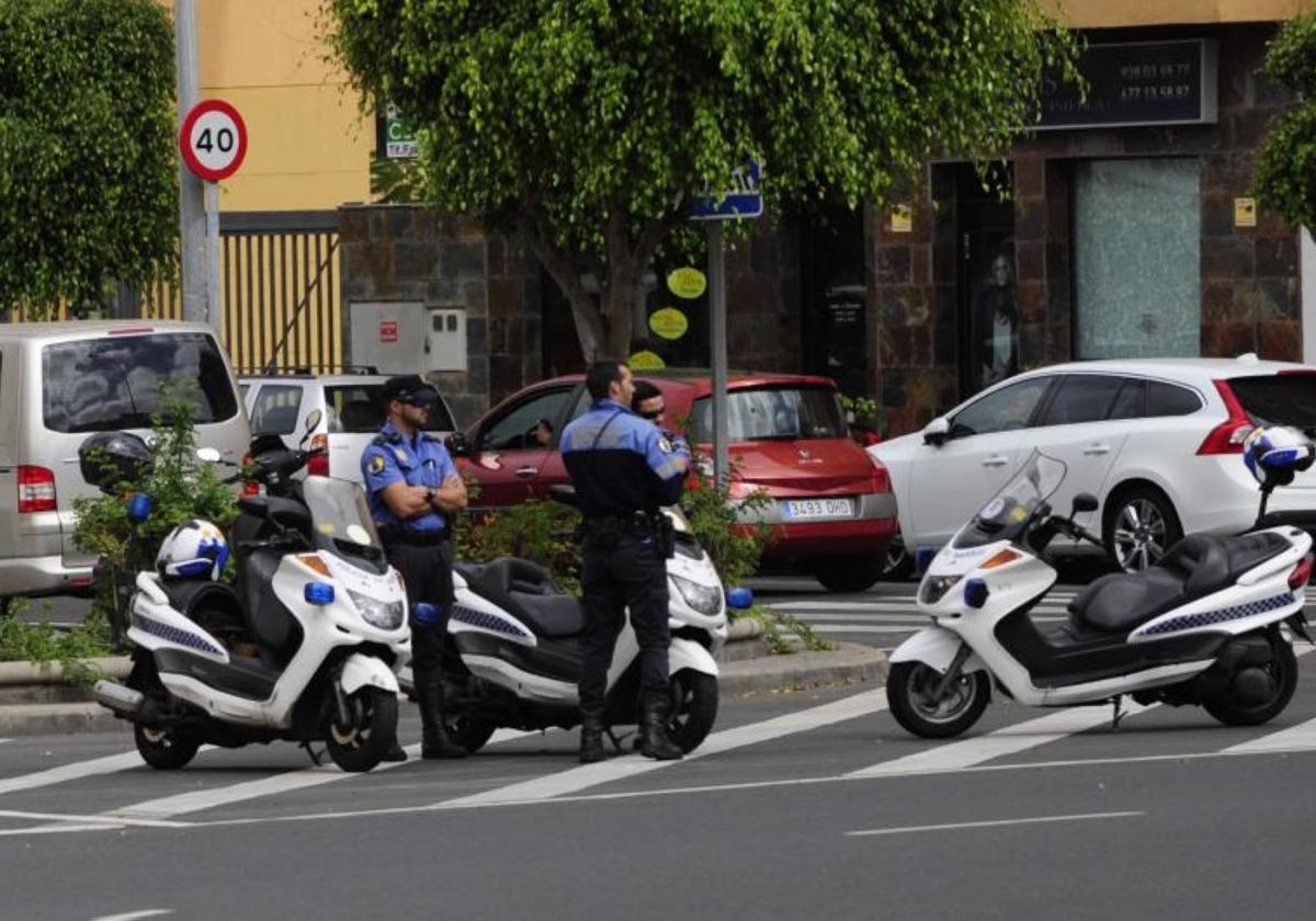 Varios agentes de la Policía Local regulan el tráfico.