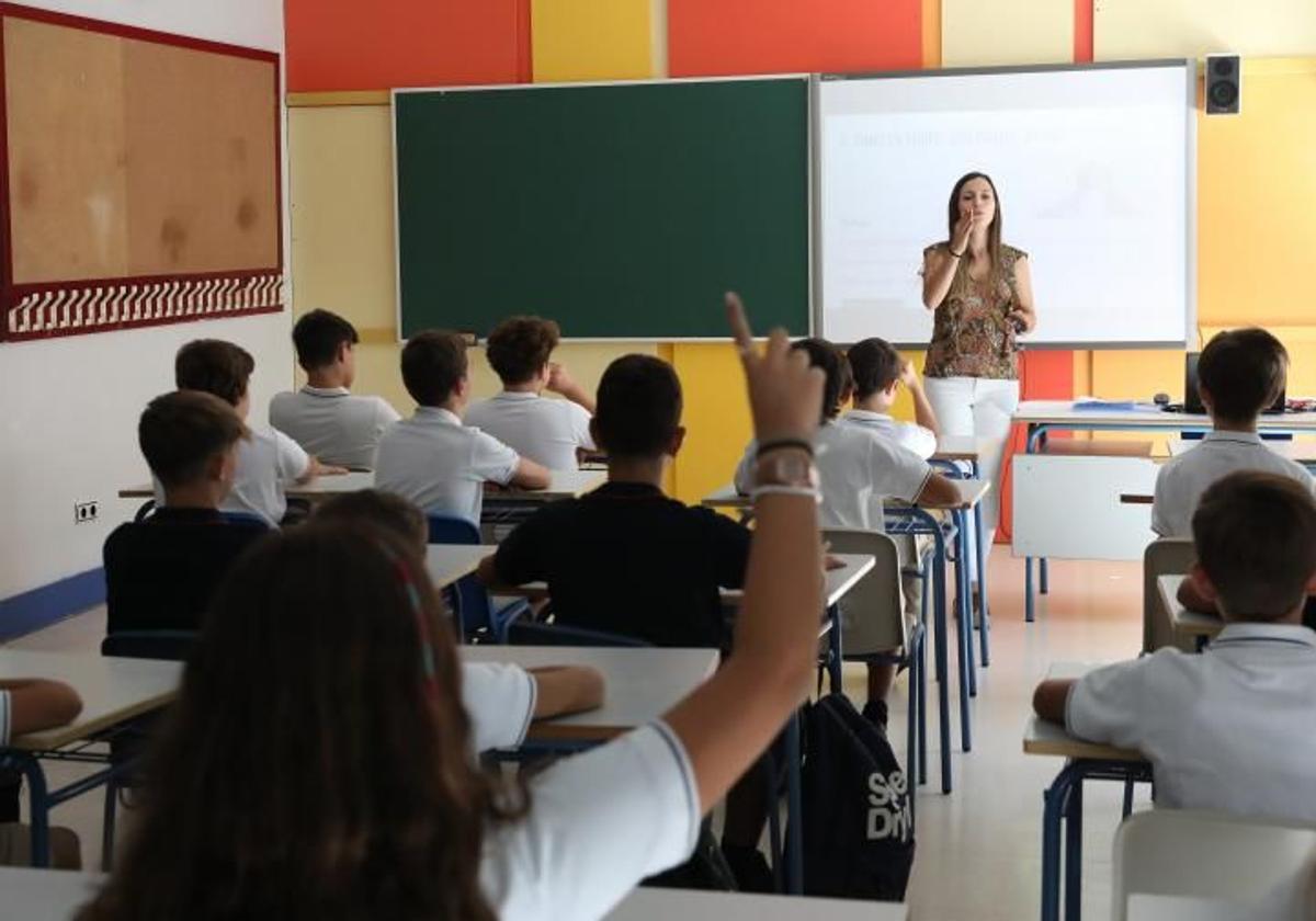 Imagen de archivo de un grupo de estudiantes dando clases.