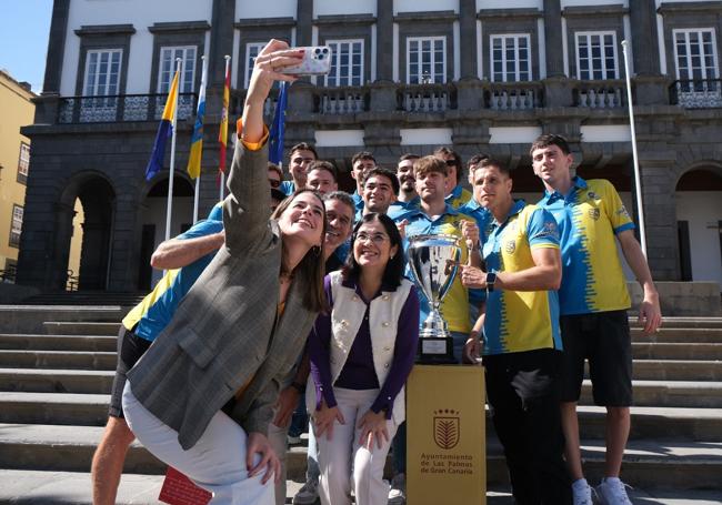 La plantilla, con la concejala Carla Campoamor y la alcaldesa Carolina Darias.