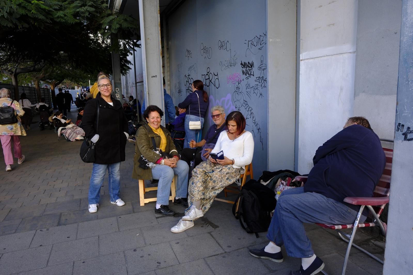 Largas esperas y mucha emoción: las colas para conseguir entradas para la preselección de la gala drag