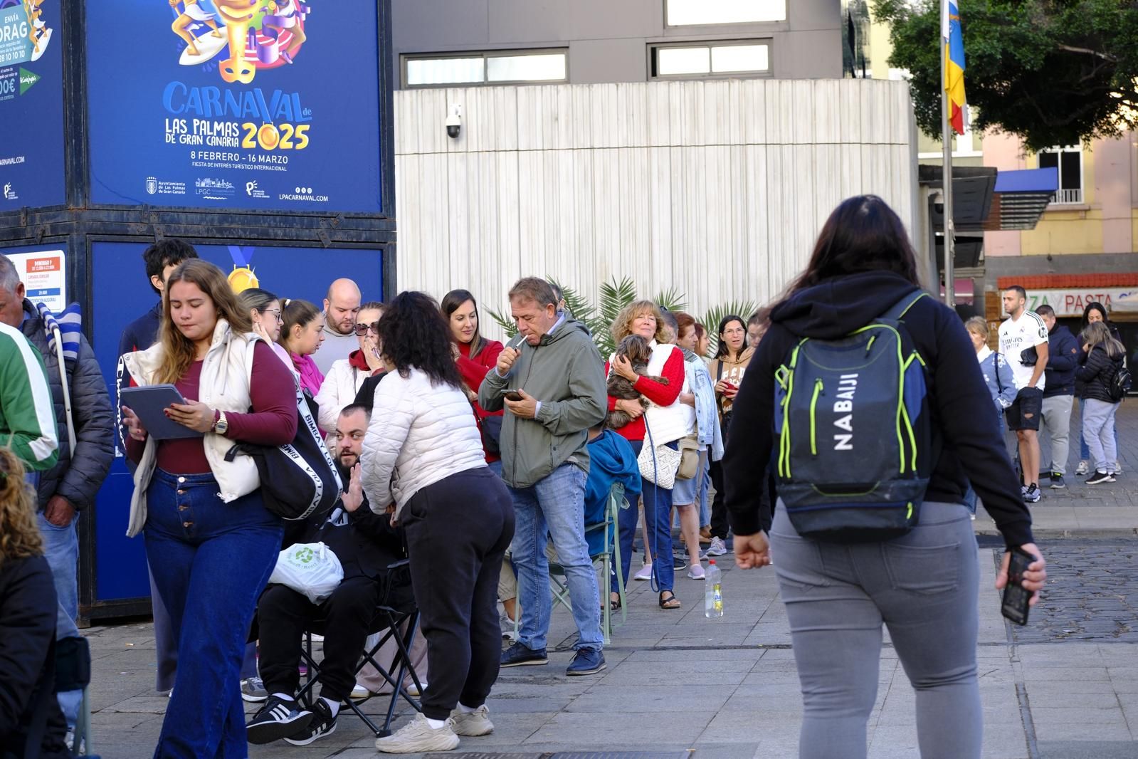 Largas esperas y mucha emoción: las colas para conseguir entradas para la preselección de la gala drag