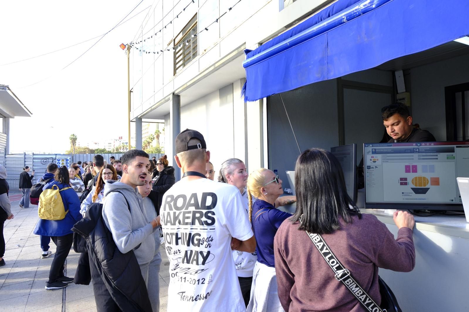 Largas esperas y mucha emoción: las colas para conseguir entradas para la preselección de la gala drag