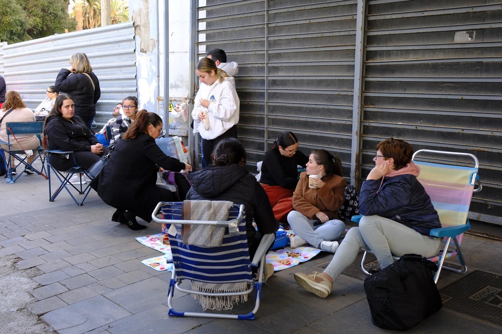 Largas esperas y mucha emoción: las colas para conseguir entradas para la preselección de la gala drag