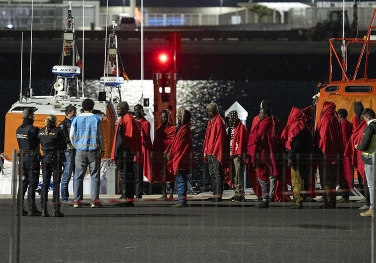 Migrantes desembarcando en Lanzarote.