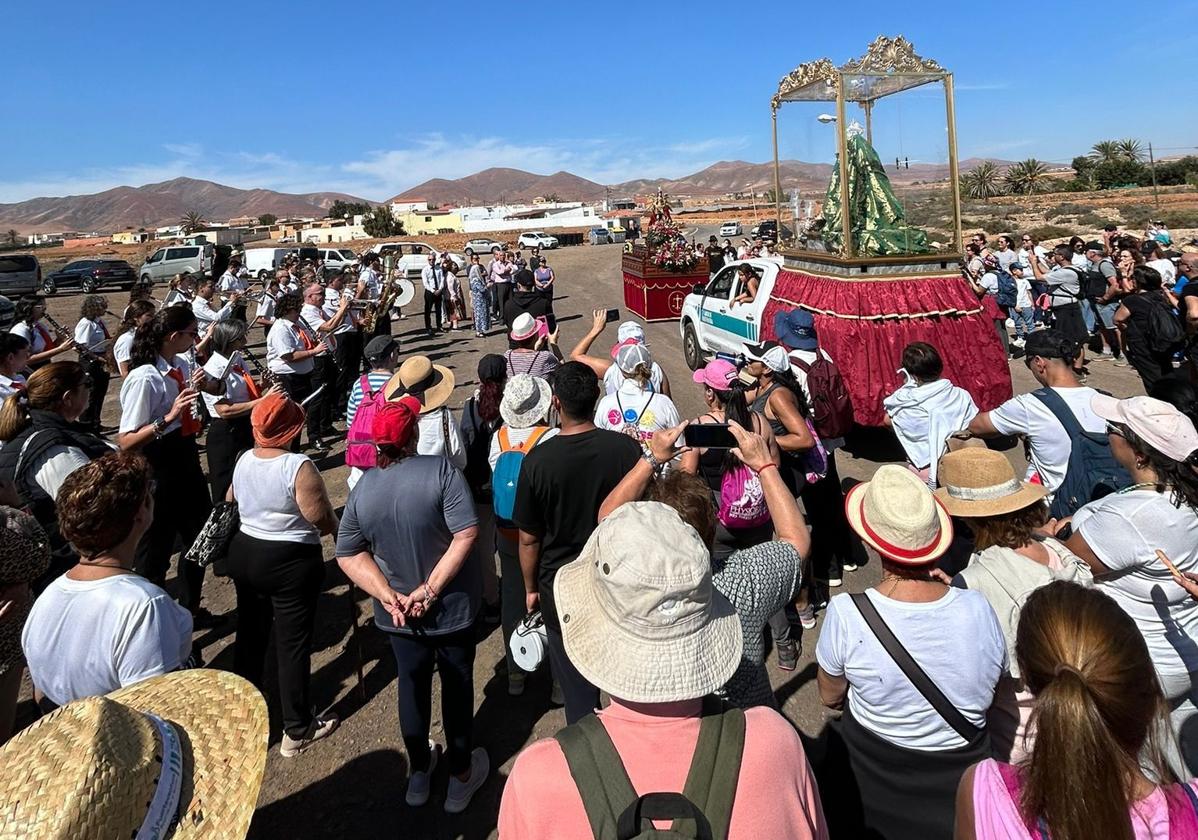 Momento en que las dos imágenes religiosas se encuentran en Corral Blanco, en Tuineje.