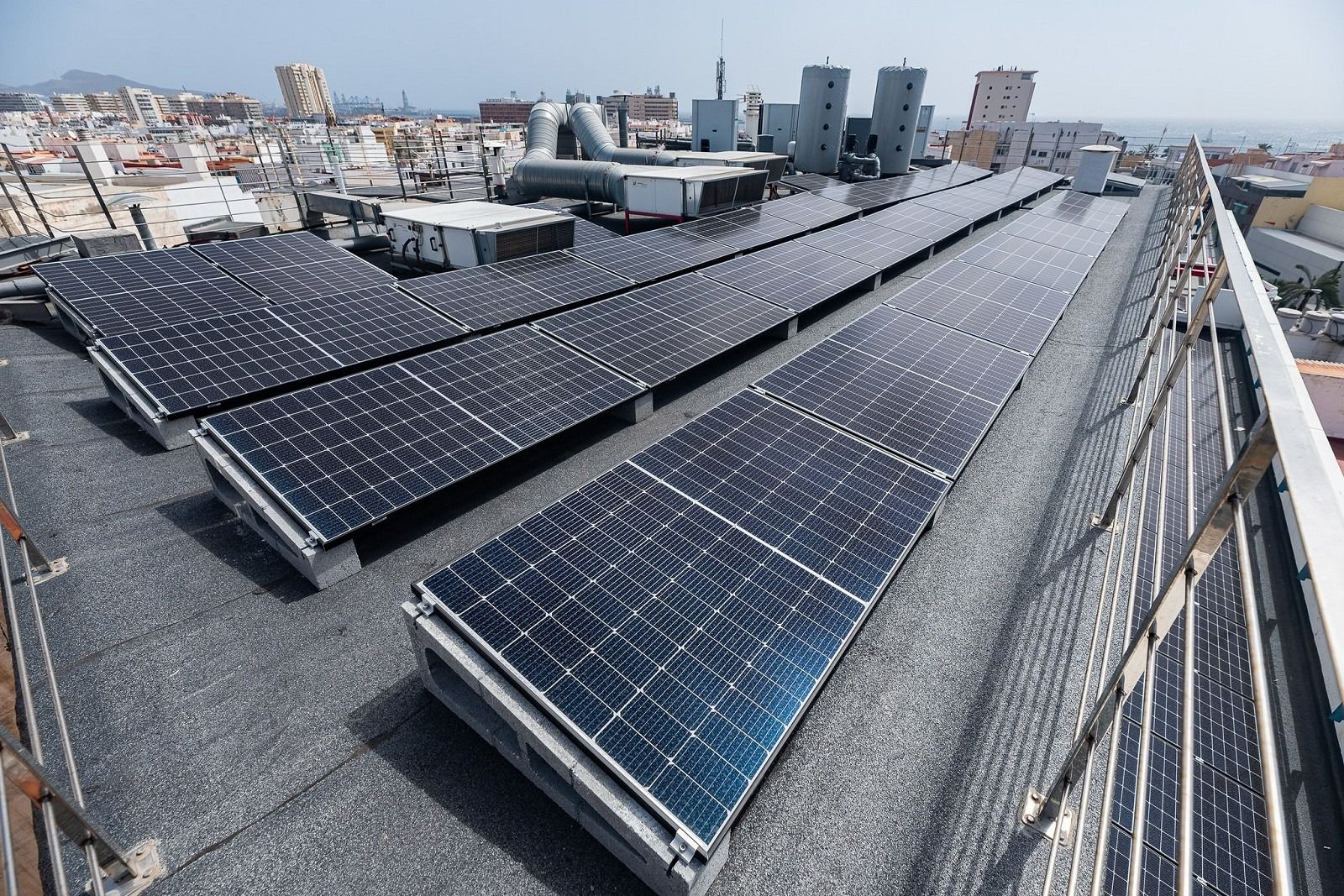 Instalación fotovoltaica en la azotea del Teatro Cuyás.