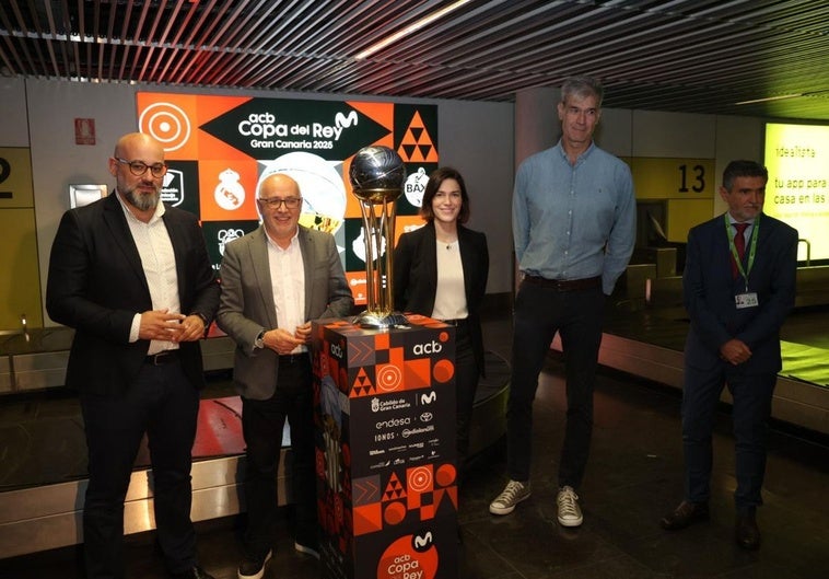 Aridany Romero, Antonio Morales, Isabel Rodríguez, Antonio Martín y Julio Peñalver posan con el trofeo de la Copa del Rey en el aeropuerto de Gran Canaria