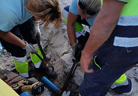 Dos alumnas-trabajadoras del PFAE, en una avería del CAAF.