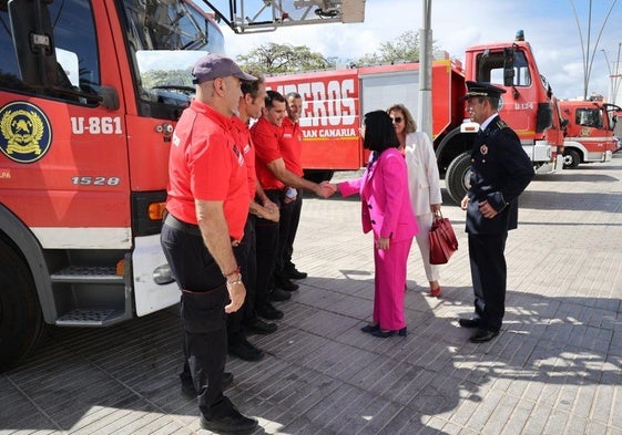 La alcaldesa, Carolina Darias, saluda a varios agentes de Bomberos de Las Palmas de Gran Canaria.
