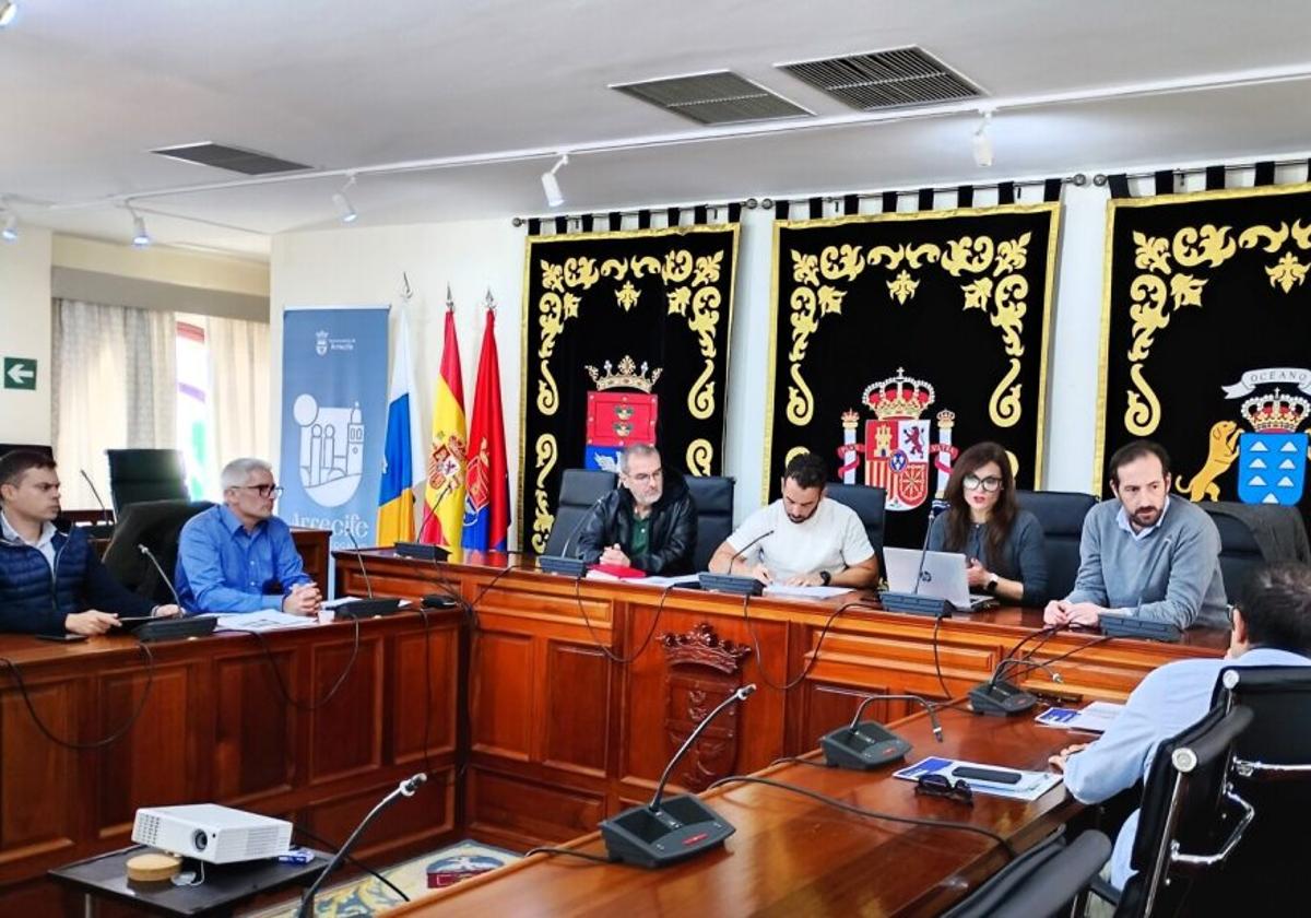 Encuentro celebrado en el salón de plenos de Arrecife.