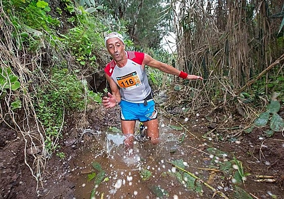 La Ruta Doramas era sinónimo de lluvia y barro, y nos ha dejado imágenes históricas como esta de Miguel Ángel Espino.