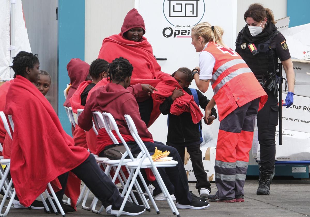 Varios menores y mujeres atendidos tras su llegada en patera a Tenerife.