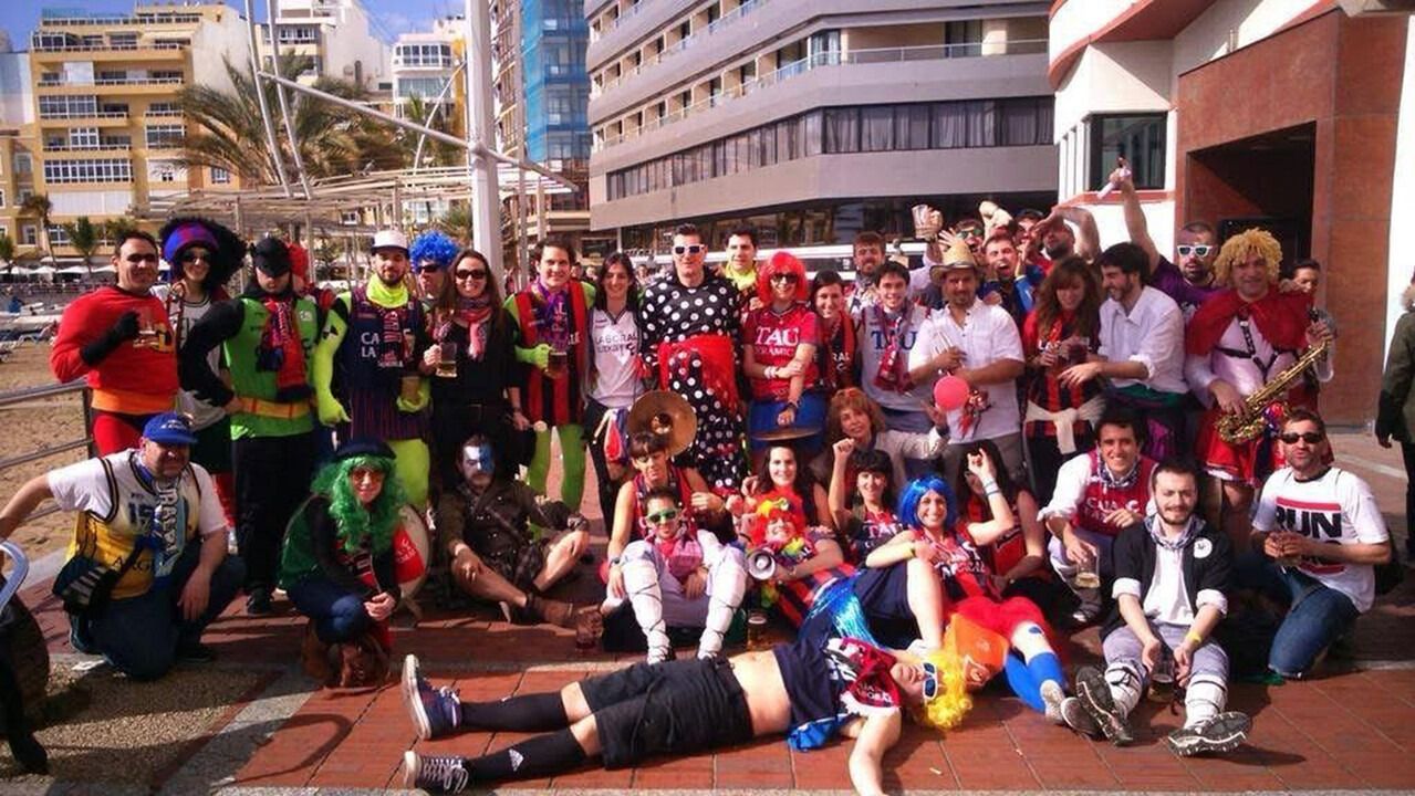 El grupo de amigos y conocidos que formaron un pasacalles por las calles de Las Canteras hace 10 años y crearon el Encuentro de Aficiones de la Copa del Rey.