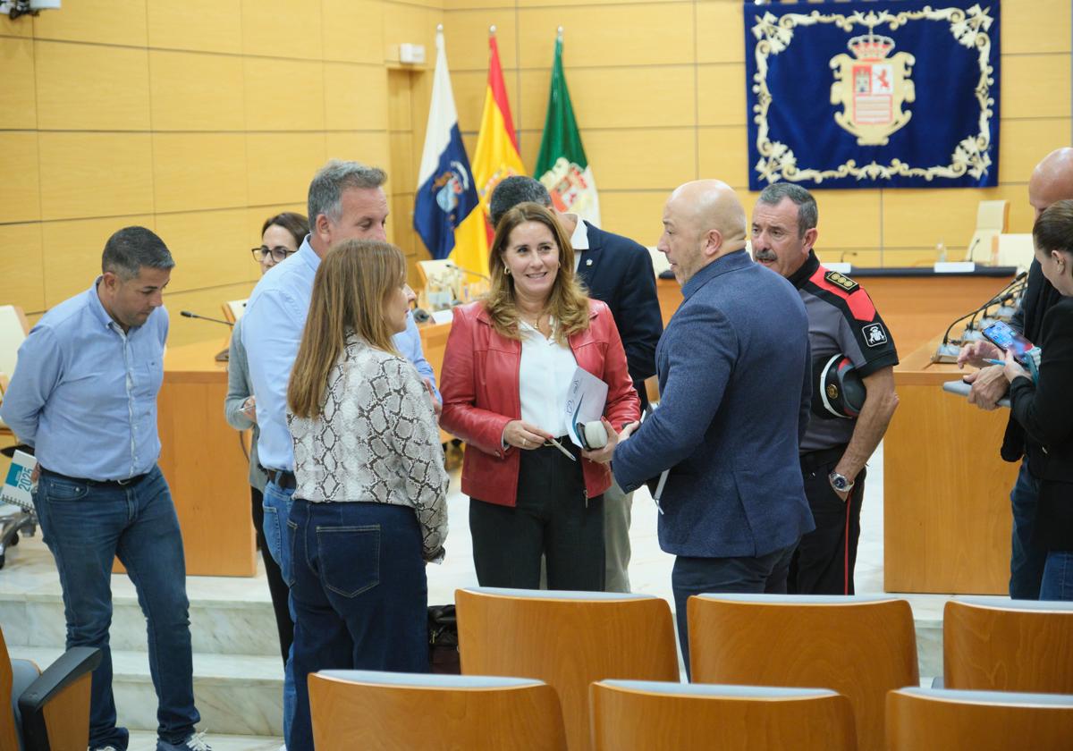 La consejera canaria Nieves Lady Barreto y la presidenta majorera Lola García, con responsables policiales, alcaldes y concejales.