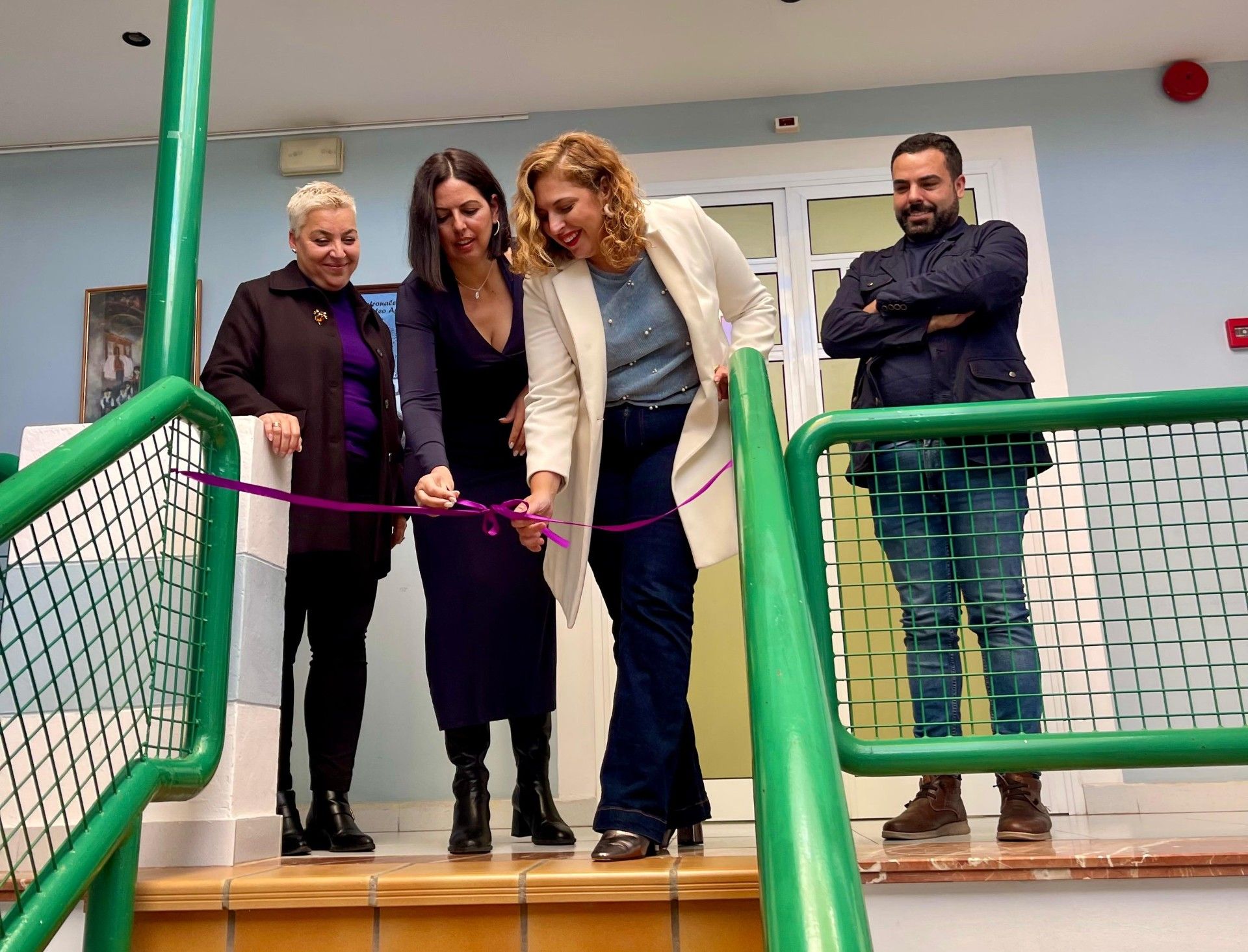 La consejera Isabel Mena y la alcaldesa Davinia Falcón cortaron al lazo violeta que simbolizó la inauguración de la Oficina de la Mujer.