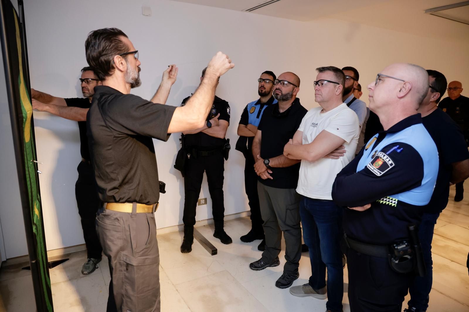 Presentación de nuevas pistolas eléctricas a la Policía Local