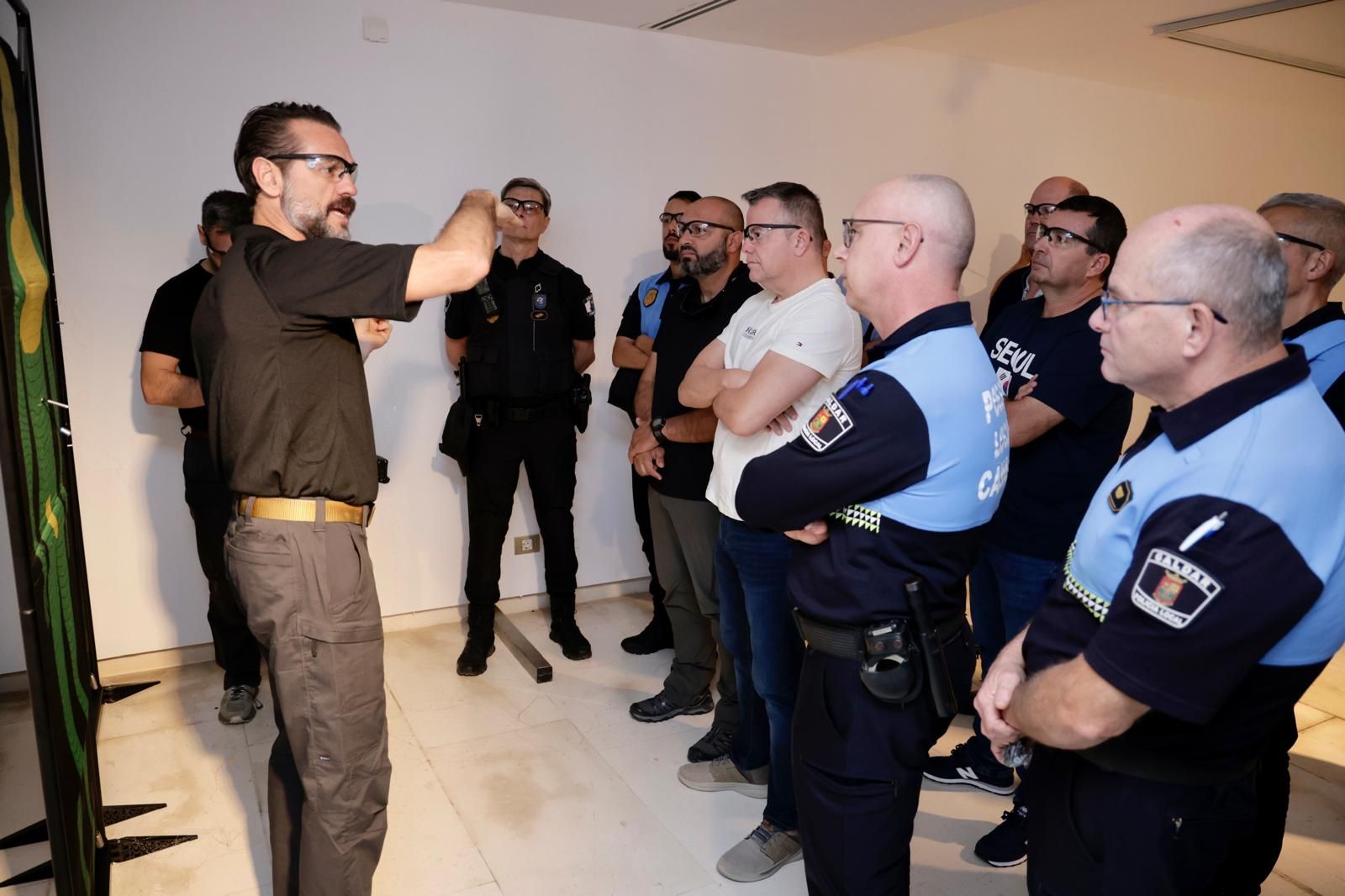 Presentación de nuevas pistolas eléctricas a la Policía Local