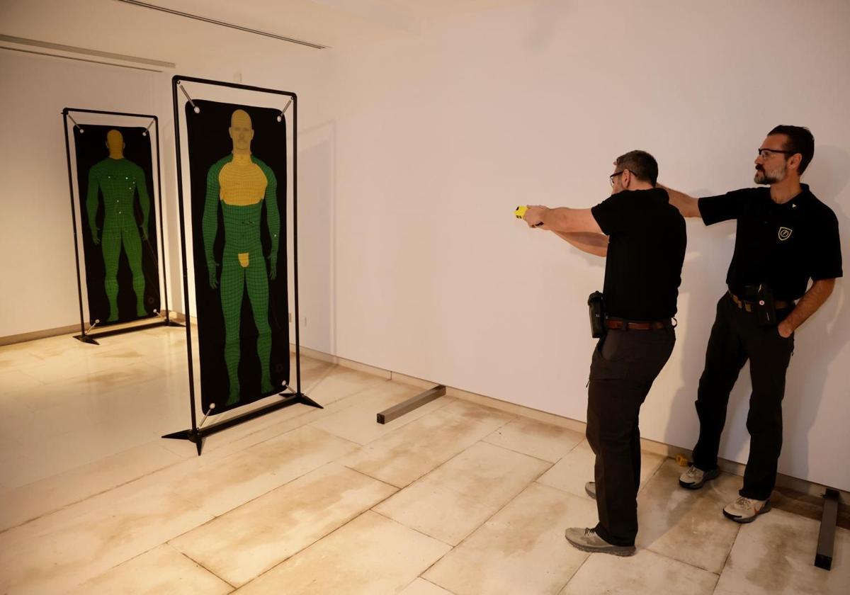 Presentación de nuevas pistolas eléctricas a la Policía Local