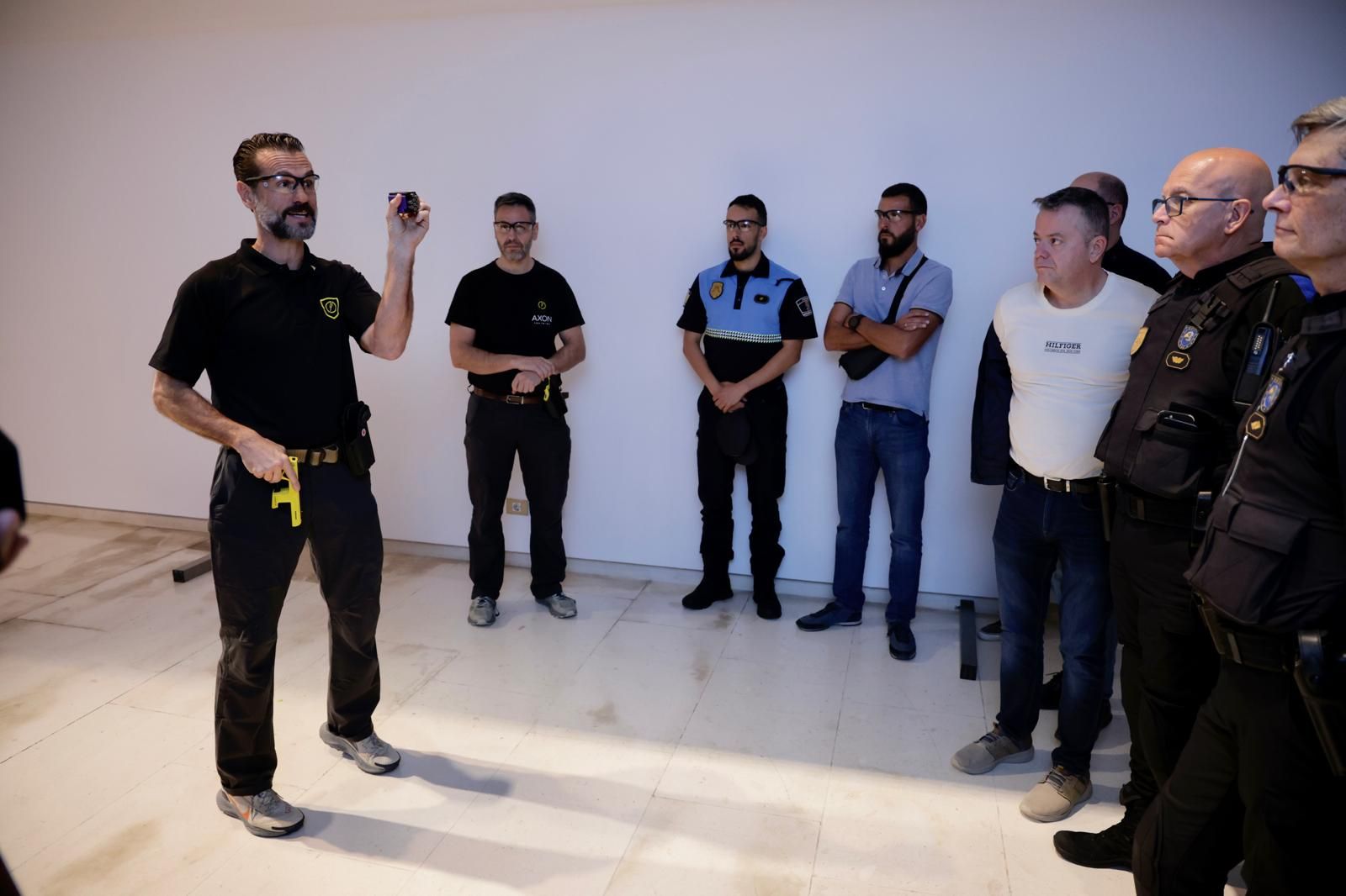 Presentación de nuevas pistolas eléctricas a la Policía Local