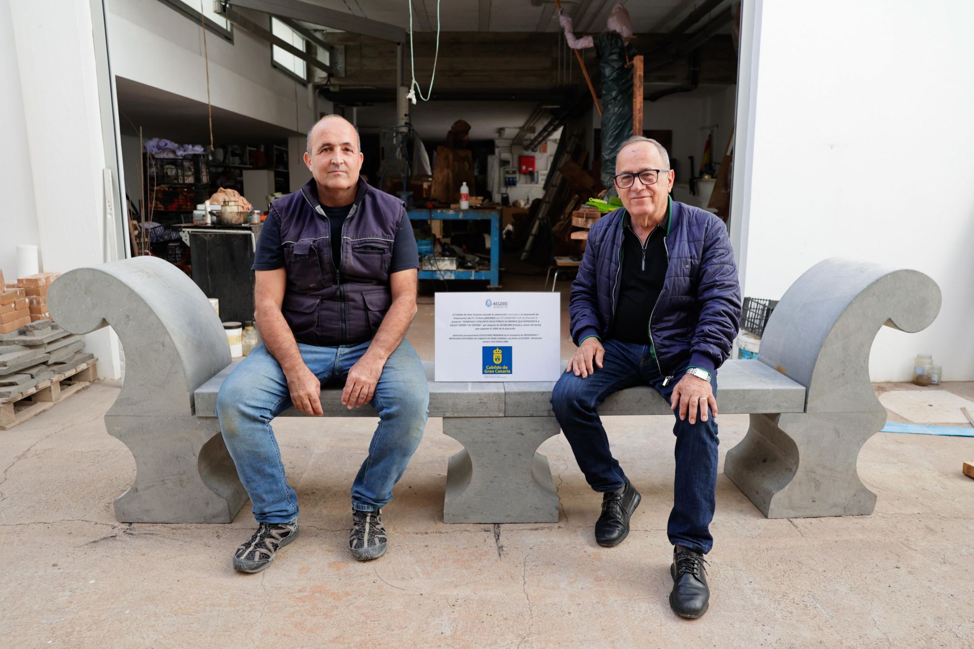 Isabel Macario y Saulo Torón, en el taller de Chano Navarro