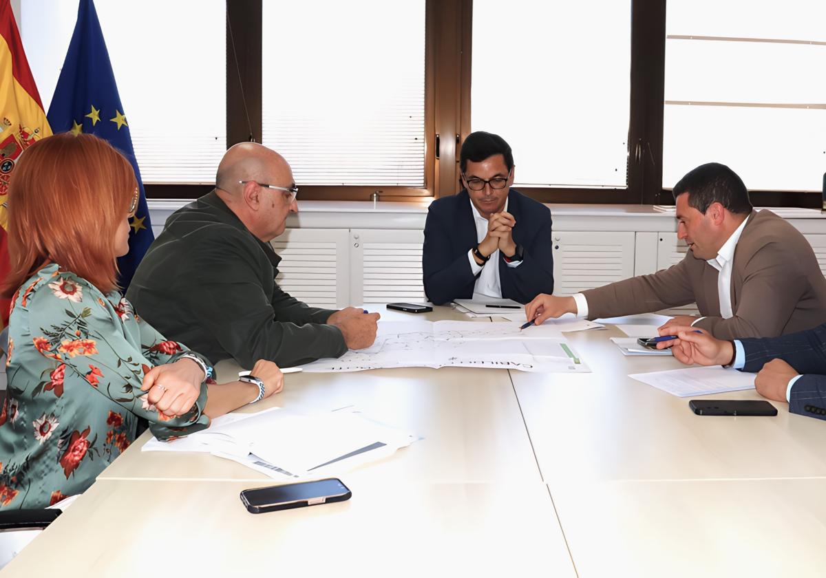 Encuentro de responsables de Yaiza y del Gobierno de Canarias.