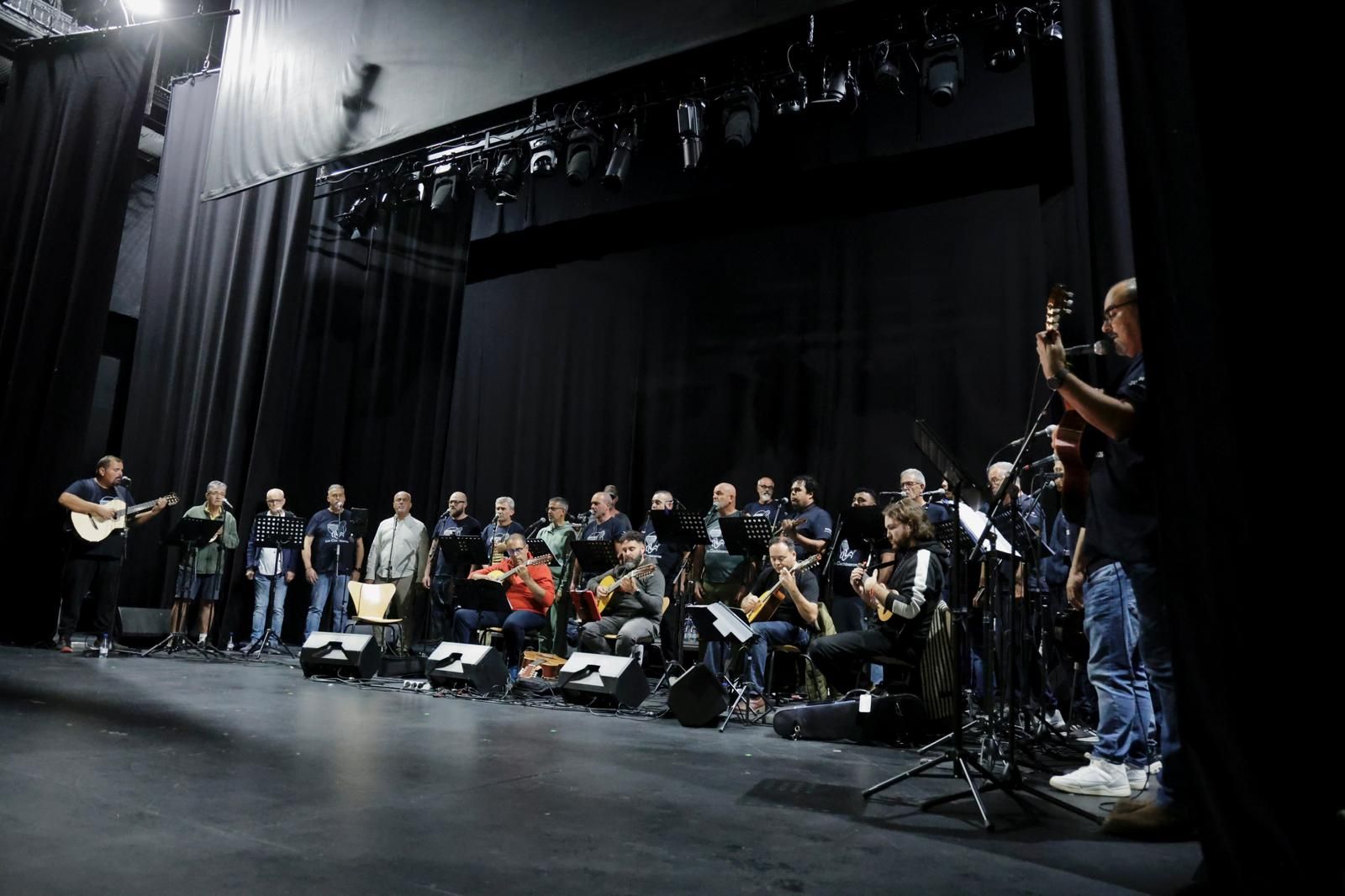 Último ensayo de Los Cochineros antes del estreno de 'Aires'.