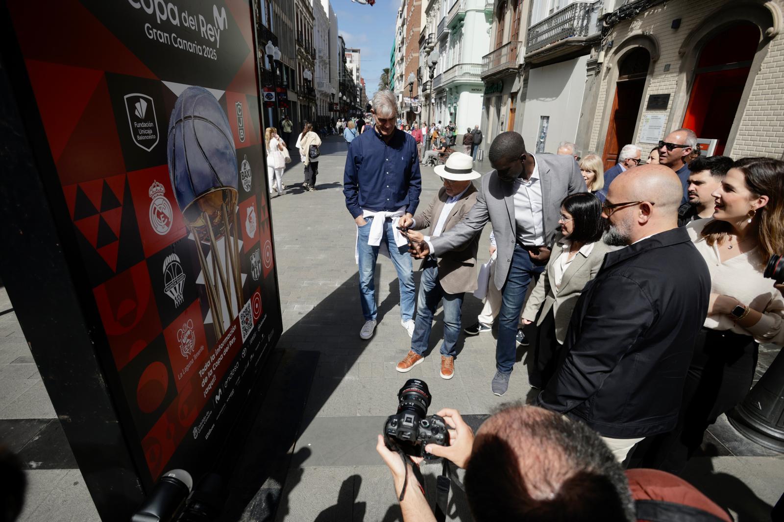 Recorrido por la Fan Zone de la Copa del Rey de las autoridades