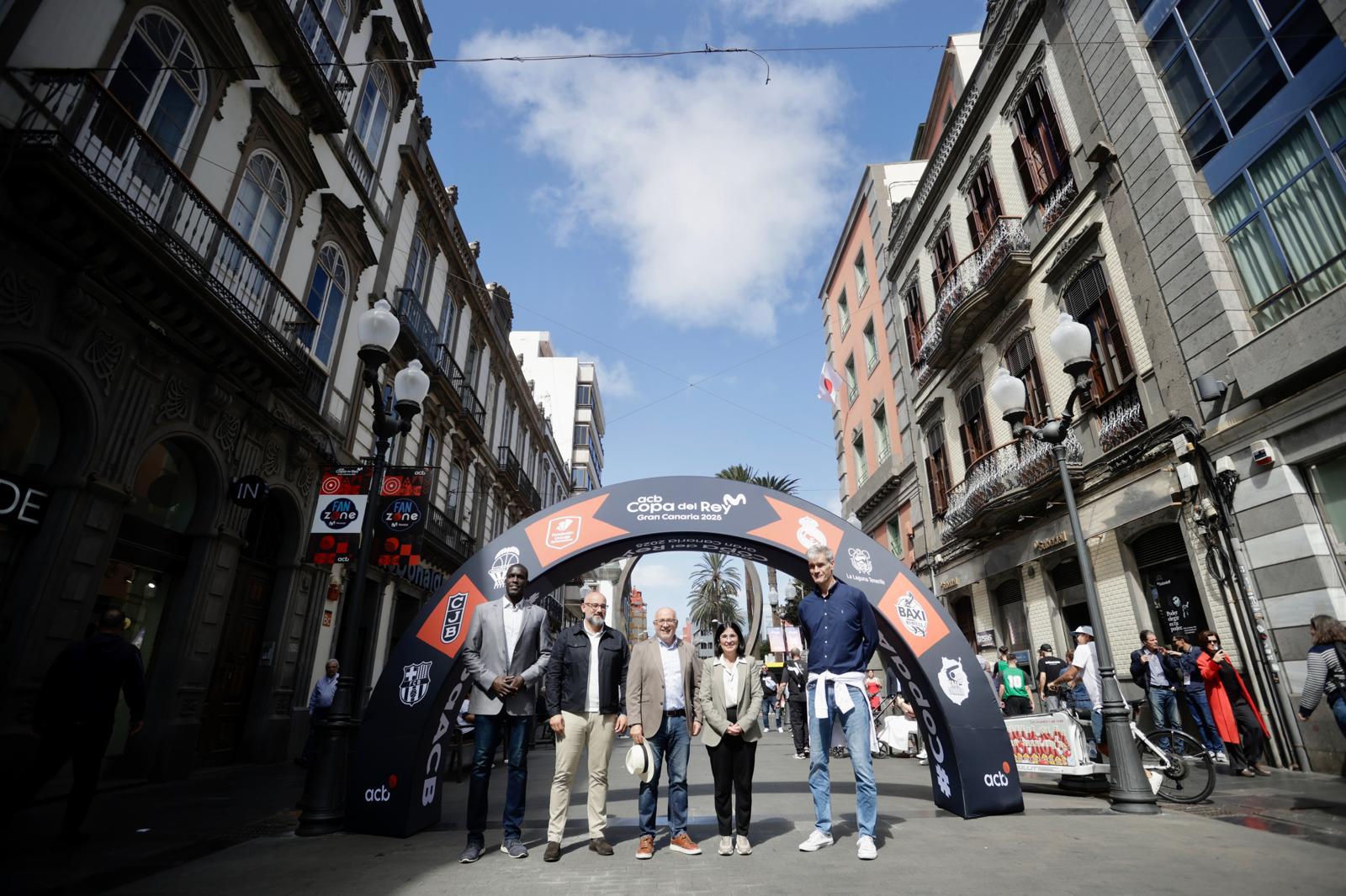 Recorrido por la Fan Zone de la Copa del Rey de las autoridades