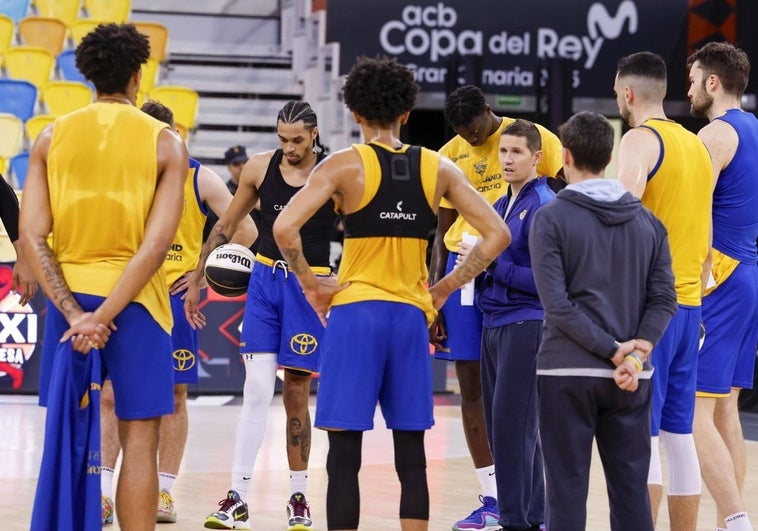 Lakovic se dirige a sus jugadores en una sesión de trabajo de esta semana.