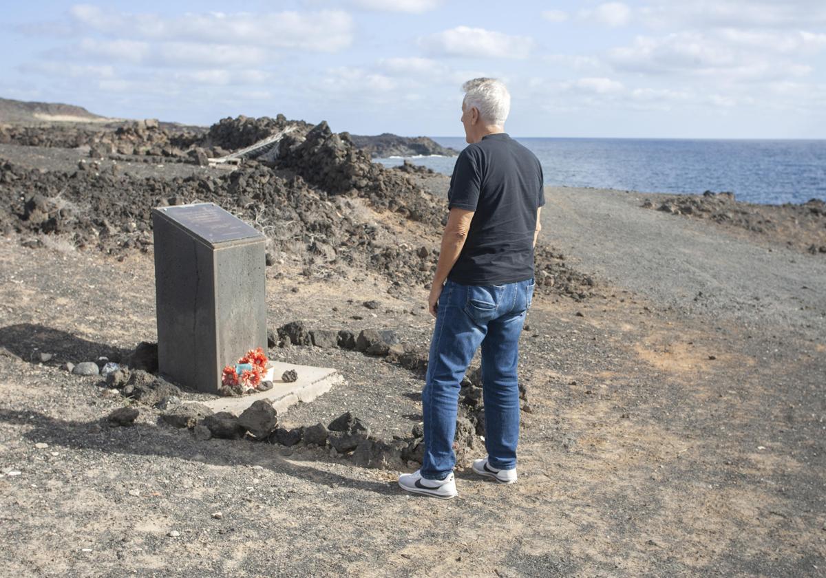 Monolito en Los Cocoteros en memoria de los 25 fallecidos.