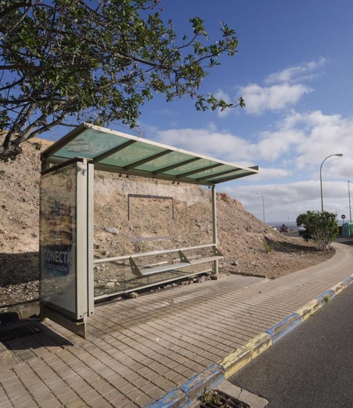 Imagen secundaria 2 - Calle cerrada, estado del mirador y parada fuera de uso hace siete años.