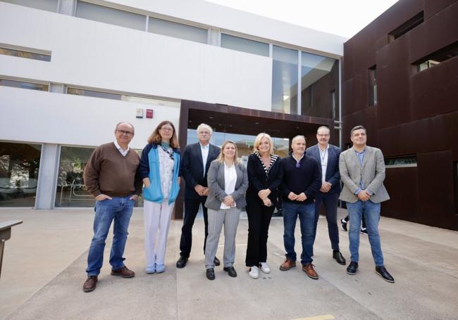 Autoridades durante la visita al centro de salud.