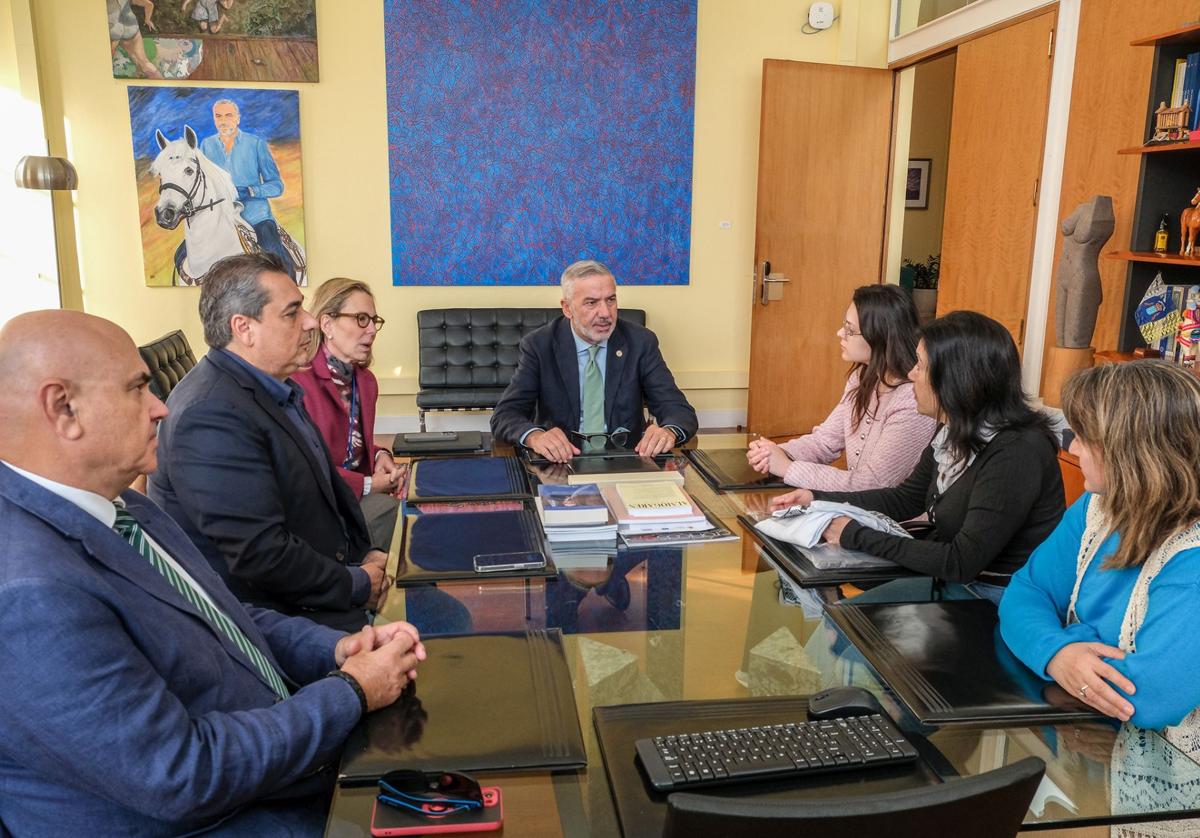 Lluis Serra preside la recepción de las investigadoras ucranianas, en un acto institucional.