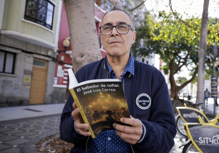 José Luis Correa, el pasado martes, con un ejemplar de 'El bebedor de coñac' (Alba editorial).