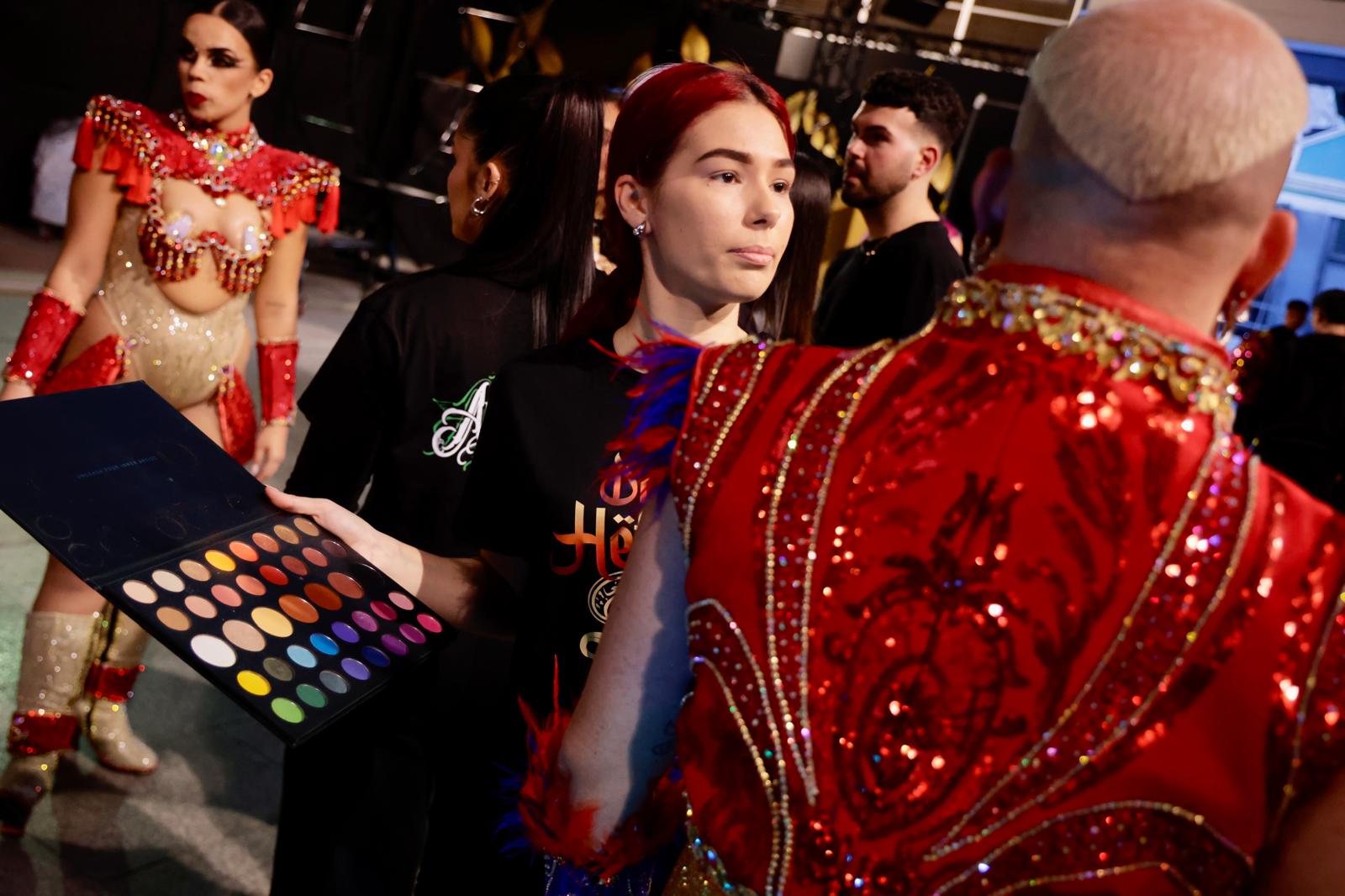 Purpurina, plumas y tacones en el backstage de los drags