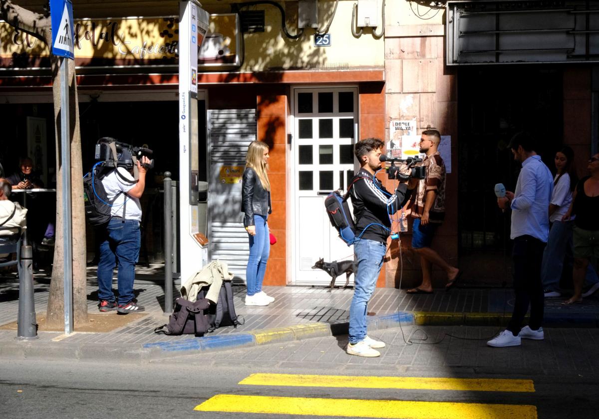 Medios de comunicación en los alrededores del edificio donde se mudó el asesino poco después de haber cometido el crimen machista.