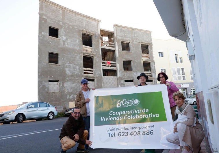 De izq. a dch.: José Miguel Marrero; José Manuel Guirau; Jorge González; Begoña Rodríguez; y Paqui Martín, miembros de la cooperativa, ante el edificio adquirido.