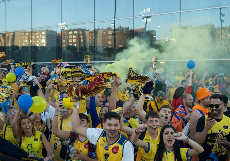 Gran ambiente a la llegada de los jugadores al Arena.