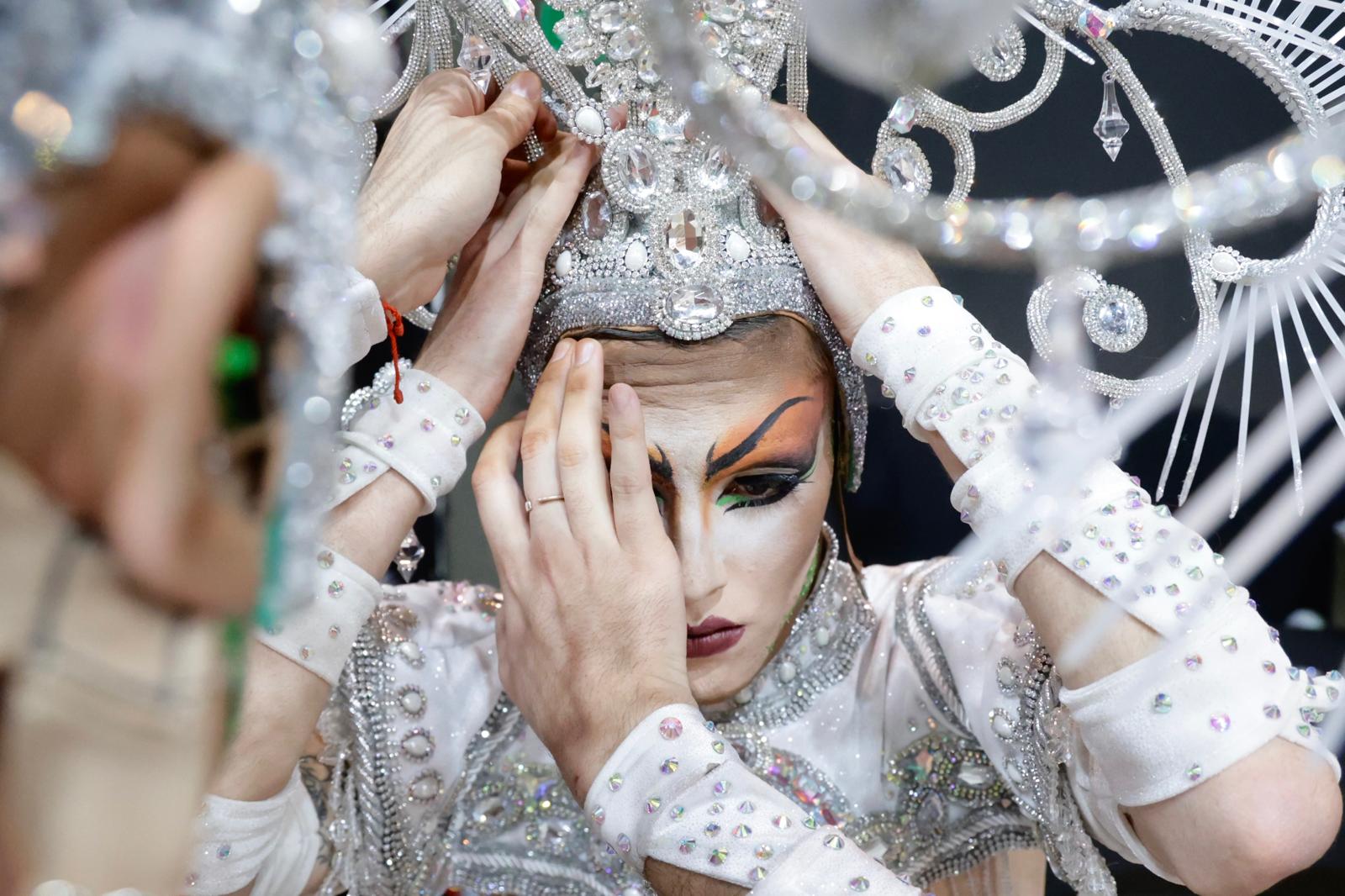 Purpurina, plumas y tacones en el backstage de los drags