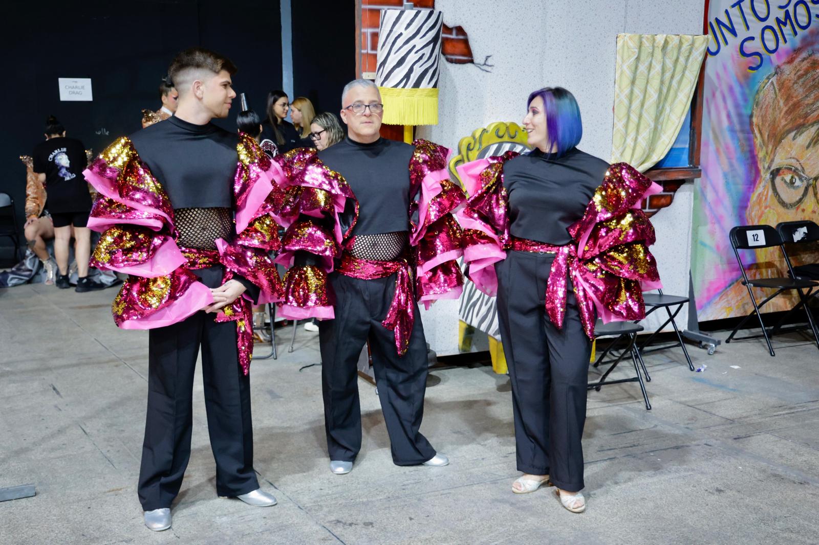 Purpurina, plumas y tacones en el backstage de los drags