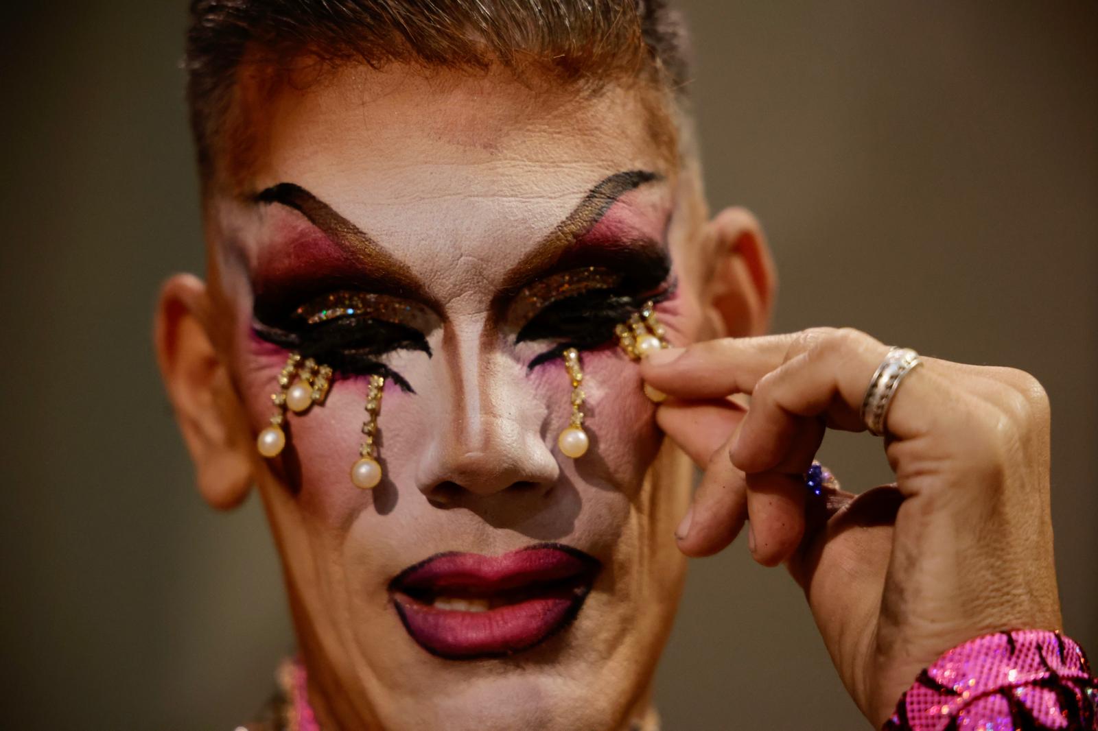 Purpurina, plumas y tacones en el backstage de los drags