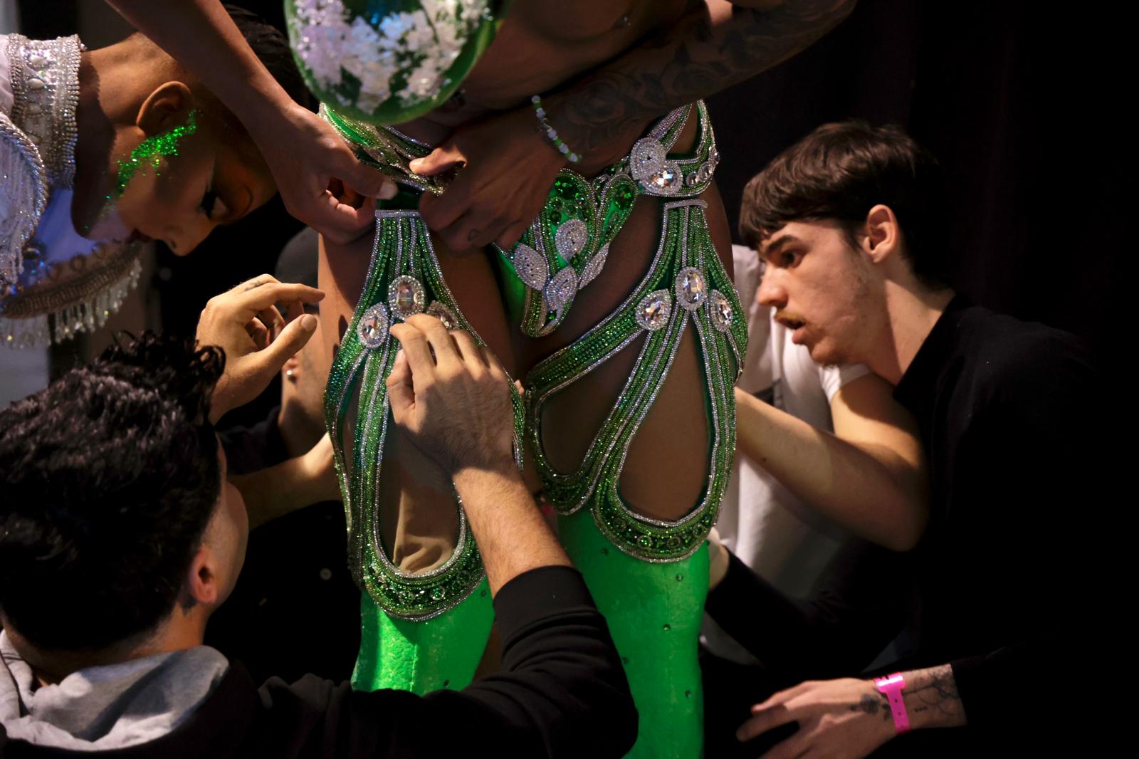 Purpurina, plumas y tacones en el backstage de los drags