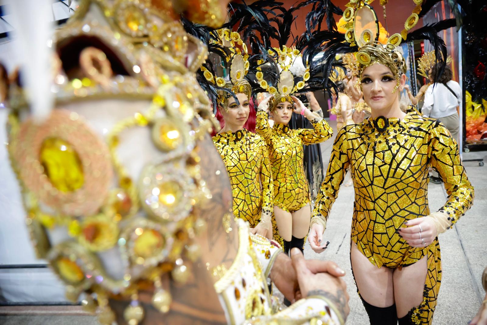 Purpurina, plumas y tacones en el backstage de los drags