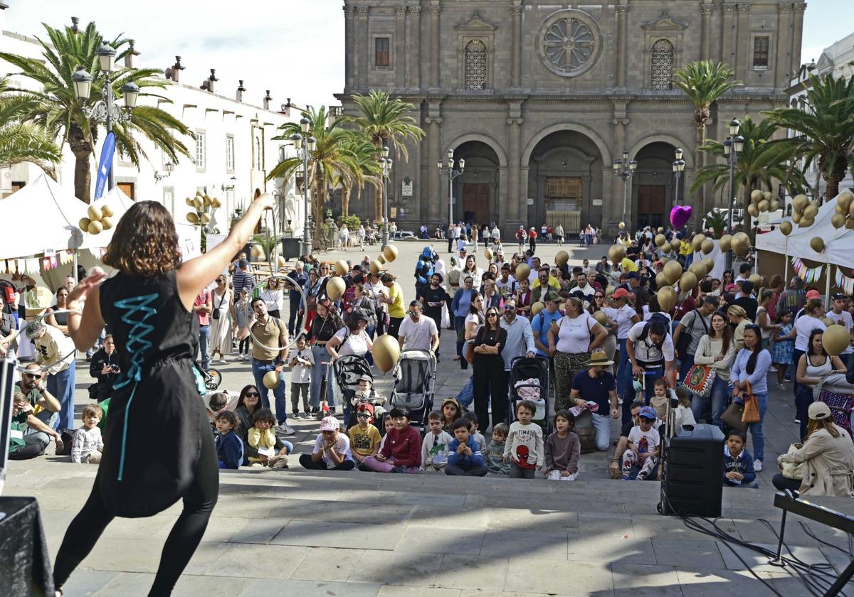 Momento de una actuación en la jornada festiva para conmemorar el Día Internacional del Cáncer Infantil.