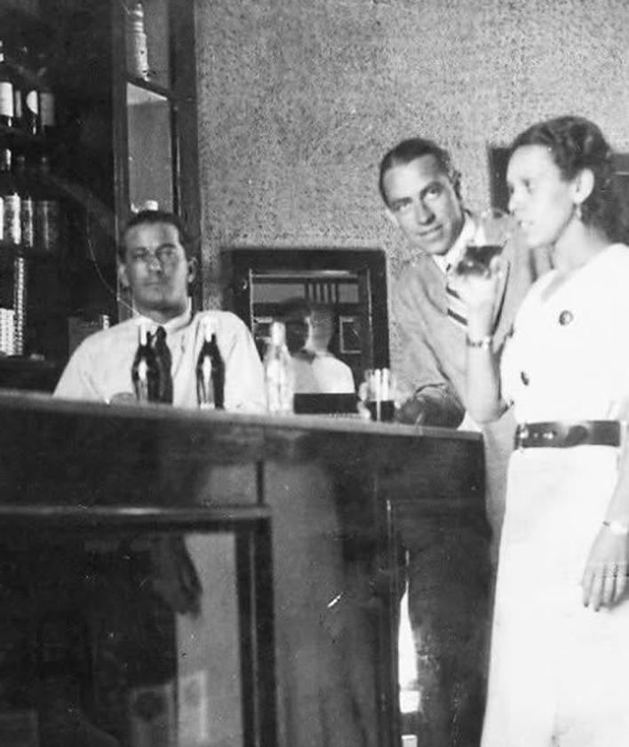 Imagen secundaria 2 - Izquierda. Publicidad de Coca Cola en la araucaria terorense. Derecha. En 1934, Guillermo Olsen, su esposa Eulalia González y Eduardo Quintana en el bar del Hotel El Pino tomando el refresco.